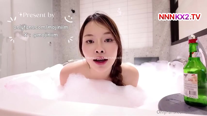 คลิปหลุดมาใหม่ mojiniim น้องนิ่มแช่อ่างดื่มโซจูรอผัว นอนแหกขาในอ่างให้ผัวจัดการจนน้ำกระจายก่อนจับด็อกกี้แตกในโครตฟิน